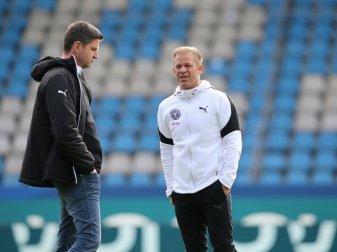 Tritt auf der Stelle: Trainer Markus Anfang (r.) Tritt auf der Stelle: Trainer Markus Anfang (r.)