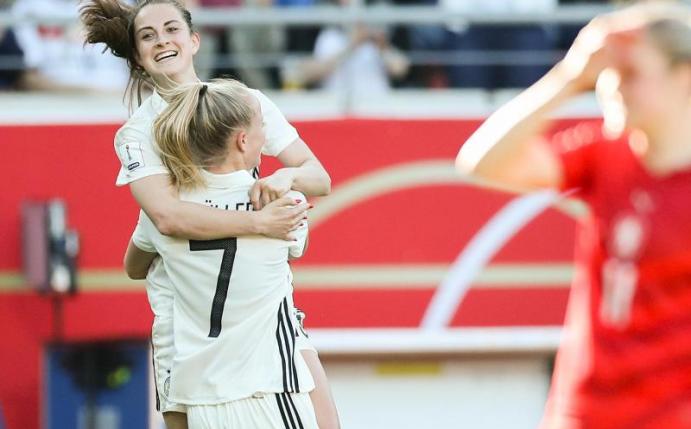 Die deutschen Spielerinnen Sara Däbritz (hinten) und die vierfache Torschützin Lea Schüller jubeln nach dem 3:0. Foto: Jan Woitas