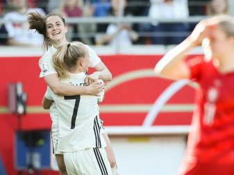Die deutschen Spielerinnen Sara Däbritz (hinten) und die vierfache Torschützin Lea Schüller jubeln nach dem 3:0. Foto: Jan Woitas Die deutschen Spielerinnen Sara Däbritz (hinten) und die vierfache Torschützin Lea Schüller jubeln nach dem 3:0. Foto: Jan Woitas