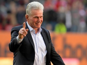 Trainer Jupp Heynckes feiert den vorzeitigen Gewinn der deutschen Meisterschaft. Foto: Stefan Puchner Trainer Jupp Heynckes feiert den vorzeitigen Gewinn der deutschen Meisterschaft. Foto: Stefan Puchner