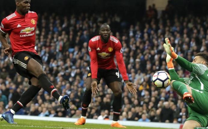 Paul Pogba (l) von Manchester United schießt das Tor zum 2:1 gegen Citys Torwart Ederson (r). Foto: Matt Dunham/AP