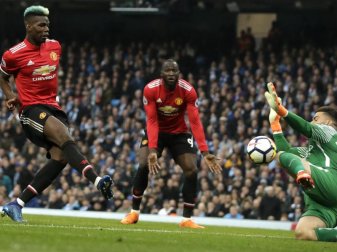 Paul Pogba (l) von Manchester United schießt das Tor zum 2:1 gegen Citys Torwart Ederson (r). Foto: Matt Dunham/AP Paul Pogba (l) von Manchester United schießt das Tor zum 2:1 gegen Citys Torwart Ederson (r). Foto: Matt Dunham/AP