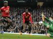 Paul Pogba (l) von Manchester United schießt das Tor zum 2:1 gegen Citys Torwart Ederson (r). Foto: Matt Dunham/AP