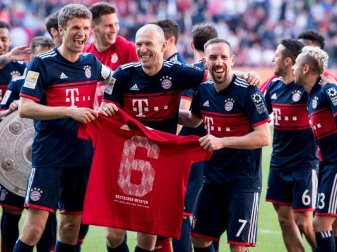 Oldies but Goldies: Arjen Robben (M) und Franck Ribery (r) feiern die vorzeitige Meisterschaft der Bayern in Augsburg. Foto: Sven Hoppe Oldies but Goldies: Arjen Robben (M) und Franck Ribery (r) feiern die vorzeitige Meisterschaft der Bayern in Augsburg. Foto: Sven Hoppe