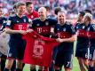 Oldies but Goldies: Arjen Robben (M) und Franck Ribery (r) feiern die vorzeitige Meisterschaft der Bayern in Augsburg. Foto: Sven Hoppe