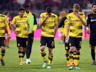 Nuri Sahin (l-r), Mahmoud Dahoud, Sokratis, Andre Schürrle und Torwart Roman Bürki niedergeschlagen nach der 0:6-Niederlage. Foto: A. Gebert Nuri Sahin (l-r), Mahmoud Dahoud, Sokratis, Andre Schürrle und Torwart Roman Bürki niedergeschlagen nach der 0:6-Niederlage. Foto: A. Gebert