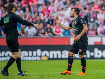 Nicht zu beruhigen: Der Mainzer Giulio Donati (r) muss nach seiner gelb-roten Karte vom vierten Schiedsrichter vom Feld geholt werden. Foto: Rolf Vennenbernd Nicht zu beruhigen: Der Mainzer Giulio Donati (r) muss nach seiner gelb-roten Karte vom vierten Schiedsrichter vom Feld geholt werden. Foto: Rolf Vennenbernd