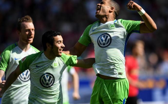 Daniel Didavi (r) lässt sich für sein Tor in Freiburg feiern. Foto: Patrick Seeger
