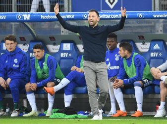 Schalke Trainer Domenico Tedesco versucht seine Spieler beim Spiel in Hamburg zu motivieren. Foto: Carmen Jaspersen Schalke Trainer Domenico Tedesco versucht seine Spieler beim Spiel in Hamburg zu motivieren. Foto: Carmen Jaspersen