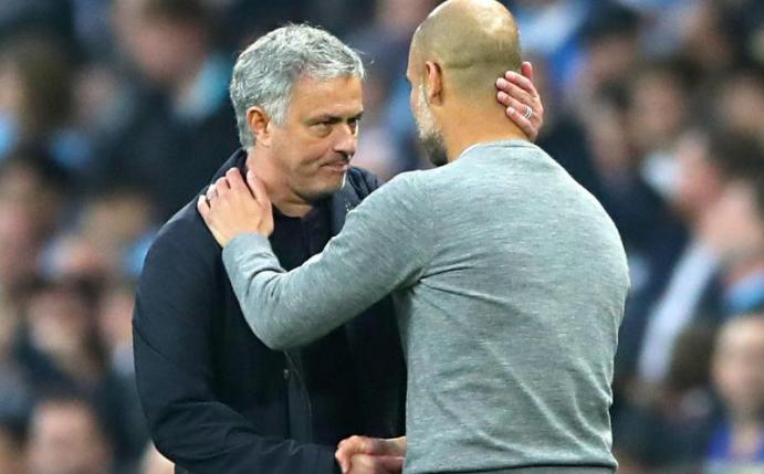 Manchester Citys Trainer Pep Guardiola (r) und Jose Mourinho, Coach von Manchester United, geben sich nach dem Spiel die Hand. Foto: Nick Potts/PA Wire