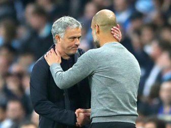 Manchester Citys Trainer Pep Guardiola (r) und Jose Mourinho, Coach von Manchester United, geben sich nach dem Spiel die Hand. Foto: Nick Potts/PA Wire Manchester Citys Trainer Pep Guardiola (r) und Jose Mourinho, Coach von Manchester United, geben sich nach dem Spiel die Hand. Foto: Nick Potts/PA Wire