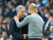 Manchester Citys Trainer Pep Guardiola (r) und Jose Mourinho, Coach von Manchester United, geben sich nach dem Spiel die Hand. Foto: Nick Potts/PA Wire