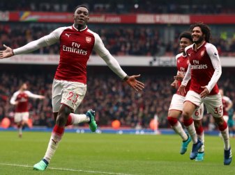 Arsenals Doppeltorschütze Danny Welbeck (l) jubelt mit seinen Mannschaftskollegen über sein Tor zum 2:1. Foto: Tim Goede/PA Wire