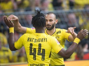 Dortmunds Michy Batshuayi (l) jubelt mit Ömer Toprak über seinen Treffer zum 2:0. Foto: Bernd Thissen Dortmunds Michy Batshuayi (l) jubelt mit Ömer Toprak über seinen Treffer zum 2:0. Foto: Bernd Thissen