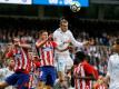 Reals Gareth Bale (oben, r) und Athleticos Saul Niguez (oben, l) kämpfen im Luftduell um den Ball. Foto: Francisco Seco/AP