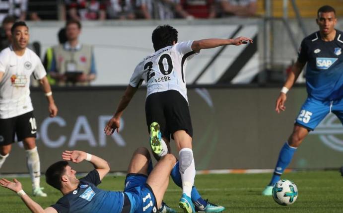 Der Frankfurter Makoto Hasebe (M) und Hoffenheims Florian Grillitsch (unten) kämpfen um den Ball. Foto: Thomas Frey