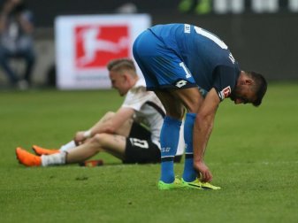 Enttäuschung bei Hoffenheims Kerem Demirbay (vorn) und Frankfurts Marius Wolf nach dem 1:1. Foto: Thomas Frey Enttäuschung bei Hoffenheims Kerem Demirbay (vorn) und Frankfurts Marius Wolf nach dem 1:1. Foto: Thomas Frey