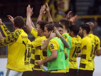 Mario Götze (M) wird nach dem Sieg über Stuttgart von Christian Pulisic umarmt, während die anderen Dortmunder jubeln. Foto: B. Thissen