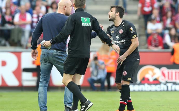 Donati (r.) weigerte sich, den Platz zu verlassen