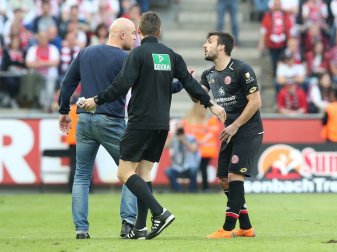 Donati (r.) weigerte sich, den Platz zu verlassen Donati (r.) weigerte sich, den Platz zu verlassen