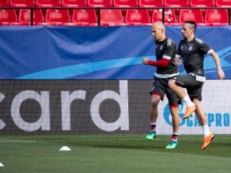 Arjen Robben (l) und Franck Ribery sind beim FC Bayern München nicht mehr automatisch gesetzt. Foto: Sven Hoppe