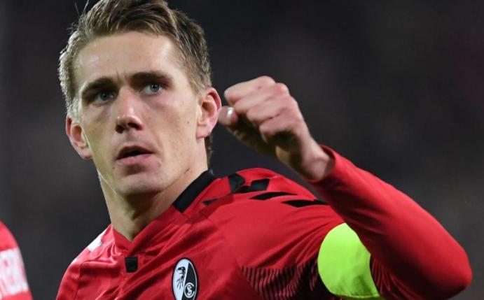 Das Bundesgericht des DFB hatte die erste Gelbe Karte und damit auch die Gelb-Rote gegen Petersen im Spiel beim FC Schalke 04 annulliert. Foto: Patrick Seeger