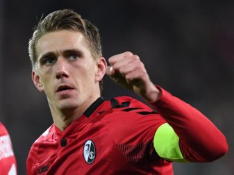 Das Bundesgericht des DFB hatte die erste Gelbe Karte und damit auch die Gelb-Rote gegen Petersen im Spiel beim FC Schalke 04 annulliert. Foto: Patrick Seeger Das Bundesgericht des DFB hatte die erste Gelbe Karte und damit auch die Gelb-Rote gegen Petersen im Spiel beim FC Schalke 04 annulliert. Foto: Patrick Seeger