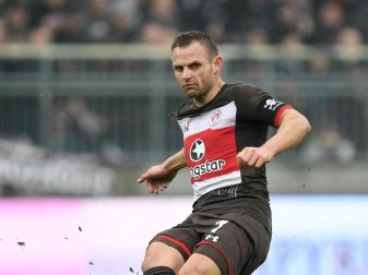 Bleibt weiter für den FC. St Pauli am Ball: Kapitän Bernd Nehrig. Foto: Daniel Reinhardt