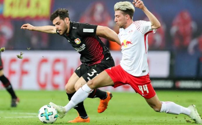 Leipzigs Kevin Kampl (r) versucht Bayer-Akteur Kevin Volland vom Ball zu trennen. Foto: Jan Woitas