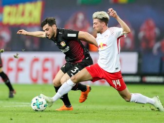 Leipzigs Kevin Kampl (r) versucht Bayer-Akteur Kevin Volland vom Ball zu trennen. Foto: Jan Woitas Leipzigs Kevin Kampl (r) versucht Bayer-Akteur Kevin Volland vom Ball zu trennen. Foto: Jan Woitas