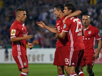 Bayerns Joshua Kimmich (l), Robert Lewandowski (2.v.l.) und Franck Ribéry (r) wären bei einer gelben Karte im Spiel gegen den FC Sevilla von einer Sperre im Halbfinale bedroht. Foto: Hendrik Schmidt