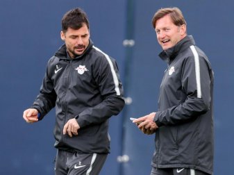 Der Kontrakt von Co-Trainer Zsolt Löw (l) bei RB Leipzig endet zeitgleich mit dem von Cheftrainer Ralph Hasenhüttl. Foto: Jan Woitas