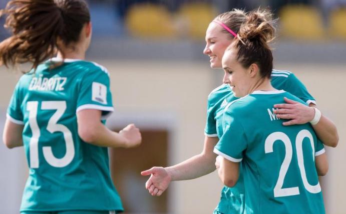 Auf WM-Kurs: Sara Däbritz (l-r), Alexandra Popp und Lina Magull freuen sich über einen klaren Sieg in Slowenien. Foto: Sasa Pahic Szabo
