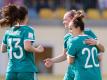 Auf WM-Kurs: Sara Däbritz (l-r), Alexandra Popp und Lina Magull freuen sich über einen klaren Sieg in Slowenien. Foto: Sasa Pahic Szabo