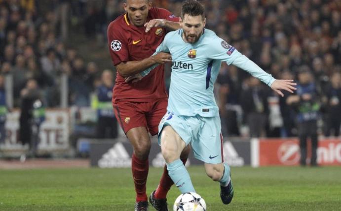 Roms Juan Jesus (l) versucht Barca-Superstad Lionel Messi vom Ball zu trennen. Foto: Gregorio Borgia