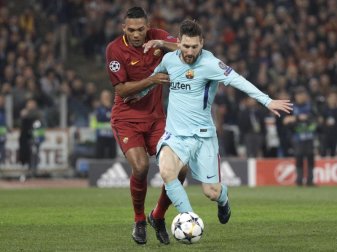 Roms Juan Jesus (l) versucht Barca-Superstad Lionel Messi vom Ball zu trennen. Foto: Gregorio Borgia Roms Juan Jesus (l) versucht Barca-Superstad Lionel Messi vom Ball zu trennen. Foto: Gregorio Borgia