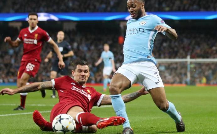 Liverpools Dejan Lovren (l) versucht ManCitys Raheem Sterling vom Ball zu trennen. Foto: Nick Potts
