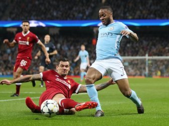 Liverpools Dejan Lovren (l) versucht ManCitys Raheem Sterling vom Ball zu trennen. Foto: Nick Potts Liverpools Dejan Lovren (l) versucht ManCitys Raheem Sterling vom Ball zu trennen. Foto: Nick Potts