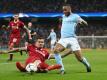 Liverpools Dejan Lovren (l) versucht ManCitys Raheem Sterling vom Ball zu trennen. Foto: Nick Potts