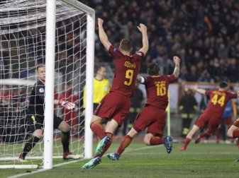 Die Spieler des AS Rom jubeln über den Siegtreffer, Barca-Keeper Marc-André ter Stegen ist geschlagen. Foto: Gregorio Borgia Die Spieler des AS Rom jubeln über den Siegtreffer, Barca-Keeper Marc-André ter Stegen ist geschlagen. Foto: Gregorio Borgia