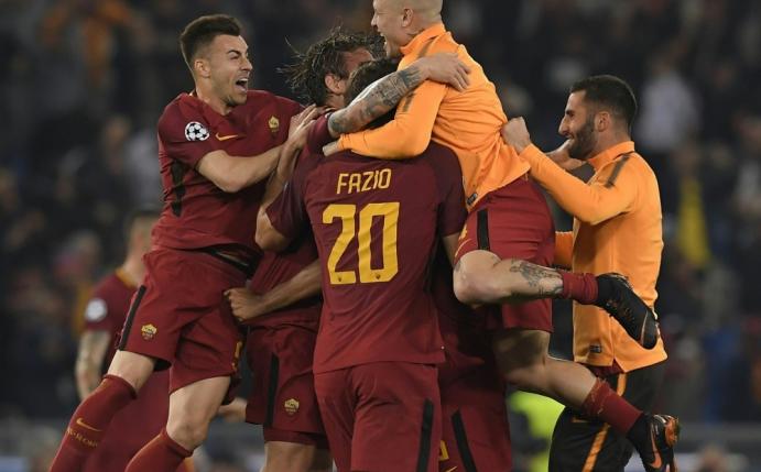 Die Roma feiert den 3:0-Sieg gegen Barcelona