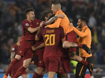 Die Roma feiert den 3:0-Sieg gegen Barcelona Die Roma feiert den 3:0-Sieg gegen Barcelona