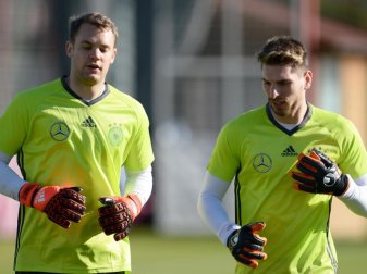 Ron-Robert Zieler (r) glaubt fest an die WM-Teilnahme von Manuel Neuer. Foto: Andreas Gebert Ron-Robert Zieler (r) glaubt fest an die WM-Teilnahme von Manuel Neuer. Foto: Andreas Gebert