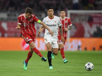 Bayern-Kapitän Thomas Müller (l) zieht ab, Sevillas Carlos Joaquin Correa hat das Nachsehen. Foto: Sven Hoppe Bayern-Kapitän Thomas Müller (l) zieht ab, Sevillas Carlos Joaquin Correa hat das Nachsehen. Foto: Sven Hoppe