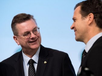 DFB-Präsident Reinhard Grindel (l) und Nationalmannschafts-Manager Oliver Bierhoff. Foto: Fabian Sommer DFB-Präsident Reinhard Grindel (l) und Nationalmannschafts-Manager Oliver Bierhoff. Foto: Fabian Sommer