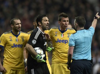 Buffon (M.) flog in der Schlussphase vom Platz Buffon (M.) flog in der Schlussphase vom Platz