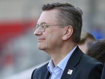Noch keine Äußerung zum FIFA-Angebot Reinhard Grindel Noch keine Äußerung zum FIFA-Angebot Reinhard Grindel