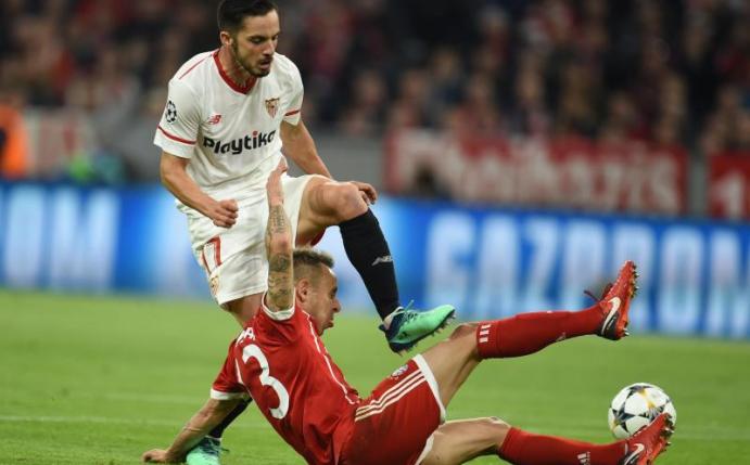 Voller Einsatz: Bayern-Oldie Rafinha grätscht Sevillas Pablo Sarabia Garcia in die Parade. Foto: Andreas Gebert