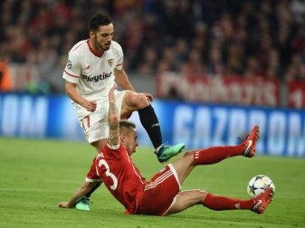 Voller Einsatz: Bayern-Oldie Rafinha grätscht Sevillas Pablo Sarabia Garcia in die Parade. Foto: Andreas Gebert Voller Einsatz: Bayern-Oldie Rafinha grätscht Sevillas Pablo Sarabia Garcia in die Parade. Foto: Andreas Gebert