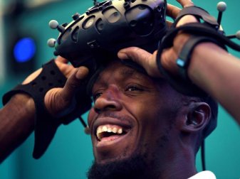 Der ehemalige jamaikanische Sprint-Star Usain Bolt probiert bei den Commonwealth Games eine Brille für virtuellen Fußball aus. Foto: Dean Lewins/AAP Der ehemalige jamaikanische Sprint-Star Usain Bolt probiert bei den Commonwealth Games eine Brille für virtuellen Fußball aus. Foto: Dean Lewins/AAP